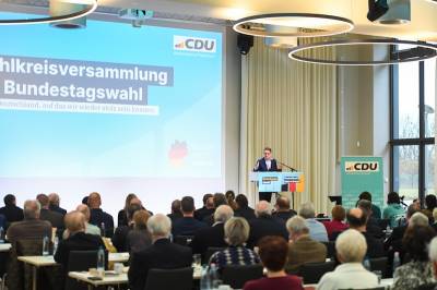 Mehr als 300 CDU-Mitglieder und interessierte Zuhrer kamen, ins Hotel Vivendi nach Paderborn