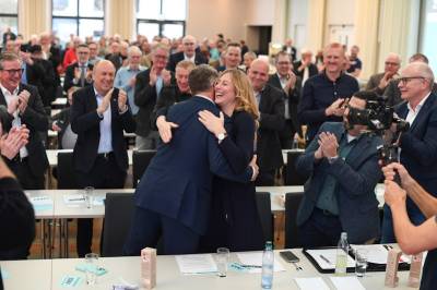 Carsten Linnemann nahm nach seiner Nominierung die Glckwnsche der CDU-Mitglieder entgegen