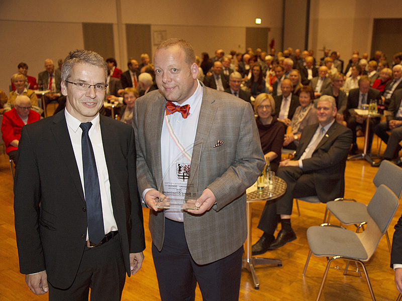 CDU-Stadtverbandsvorsitzender Reinhold Hansmeier (links) zeichnete Dr. Bernd Zinselmeyer mit dem „Maria-Westerhorstmann-Preis“ für einen Botschafter Delbrücks aus. CDU-Stadtverbandsvorsitzender Reinhold Hansmeier (links) zeichnete Dr. Bernd Zinselmeyer mit dem „Maria-Westerhorstmann-Preis“ für einen Botschafter Delbrücks aus.