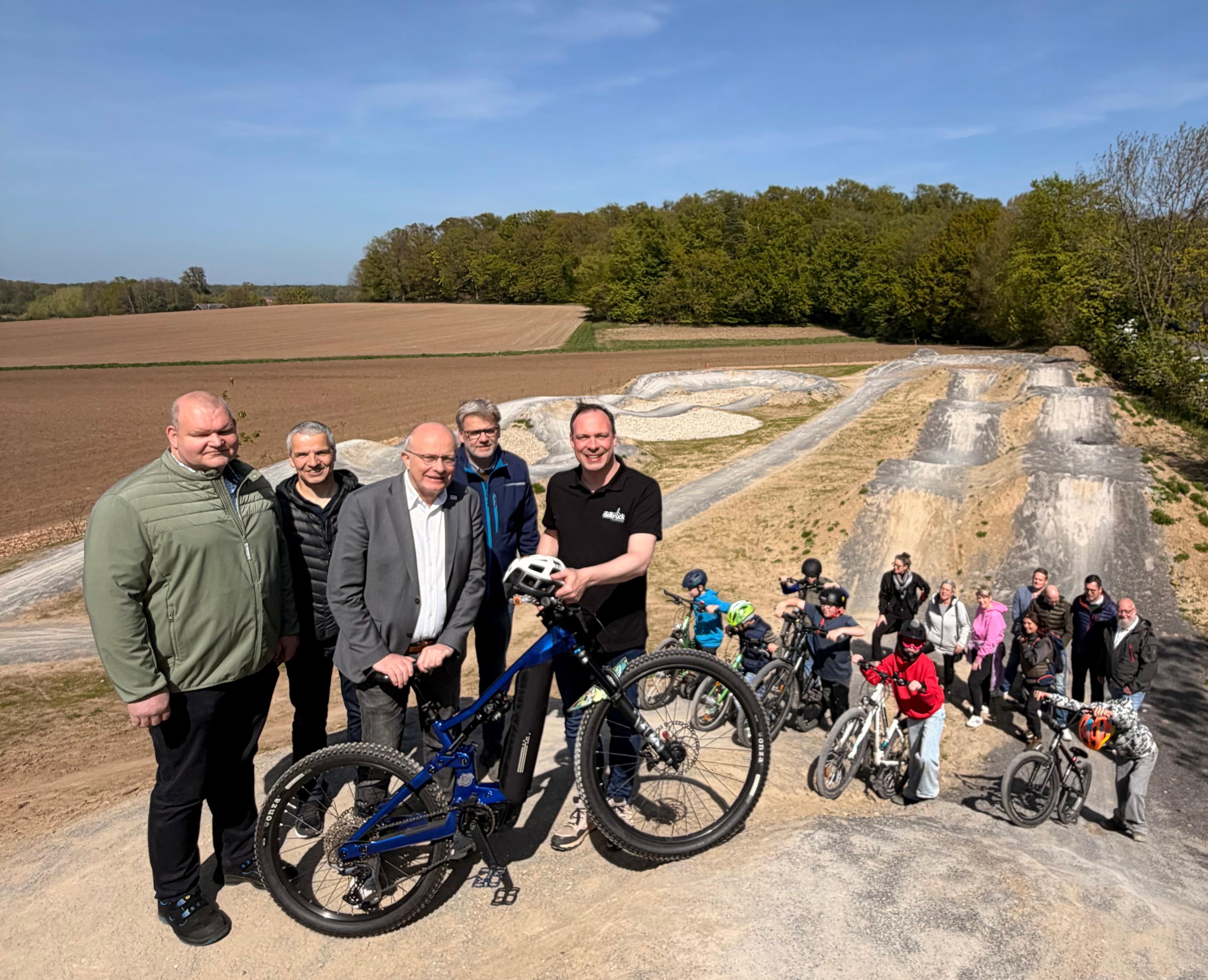 v.l.n.r.: Hendrik J�de (stellt das Grundst�ck zur Verf�gung), Reinhold Hansmeier (CDU-Fraktionsvorsitzender), Bernhard Hoppe-Biermeyer (CDU-MdL), Udo Hansj�rgens (CDU-Ratsmitglied und Sportausschuss-Vorsitzender), B�rgermeister Johannes Lindhauer