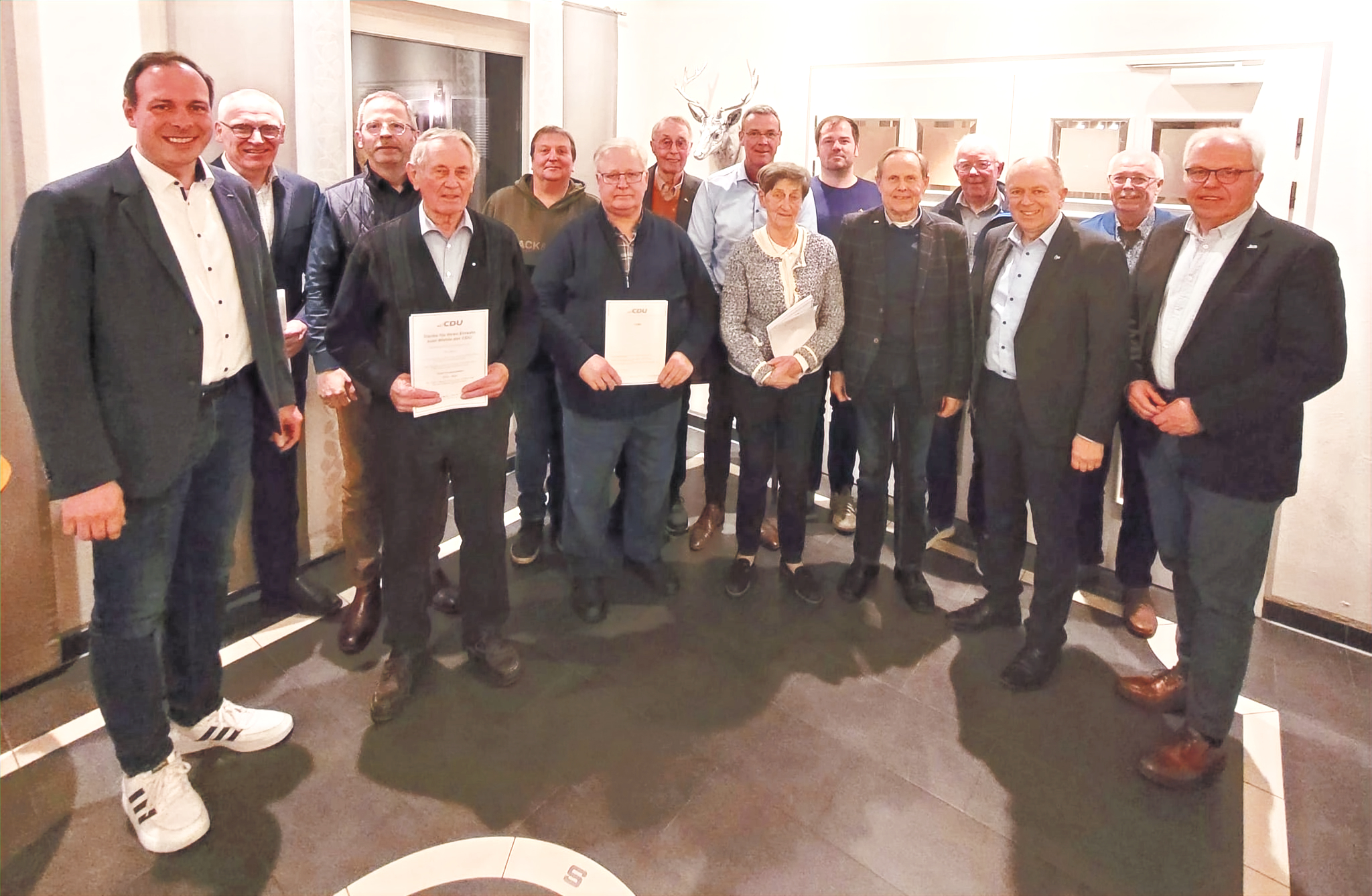 von links nach rechts: J. Lindhauer, R. Hagenbrock, W. B�ltner, J. Krukenmeier, S. Wittreck, N. Joachim, S. Wecker, M. Thielemeyer, A. Kerkstroer, T. Winkelheide, M. P�sch, H. Pepping, C. R�ther, W. Osiewacz und M. Sandbothe � Foto: CDU-Steinhorst